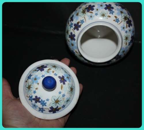 WOOLWORTHS GINGER JAR BLUE AND WHITE FLORAL LID LOCKS IN PLACE