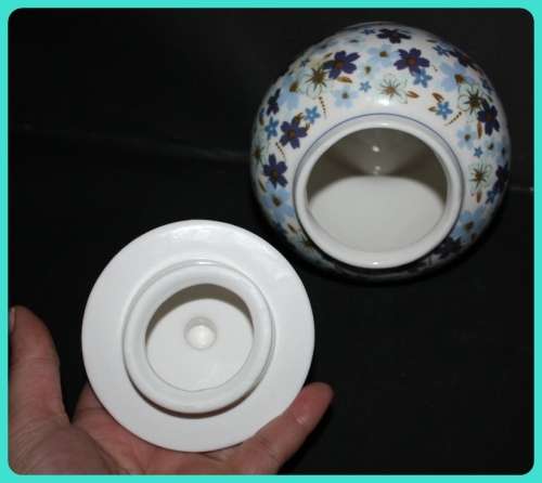 WOOLWORTHS GINGER JAR BLUE AND WHITE FLORAL LID LOCKS IN PLACE