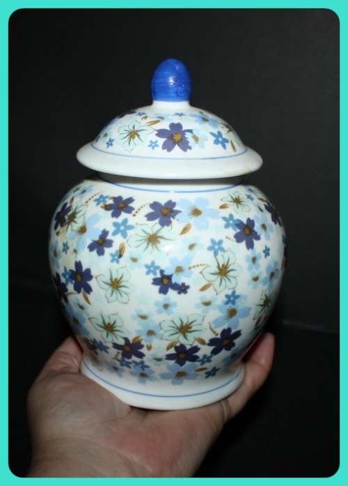 WOOLWORTHS GINGER JAR BLUE AND WHITE FLORAL LID LOCKS IN PLACE