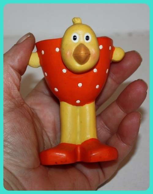 COLORFUL CHICKEN EGG CUP ON LONG LEGS  TO CUTE