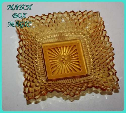 SMALL AMBER COLORED FRILLED TRINKET DISH