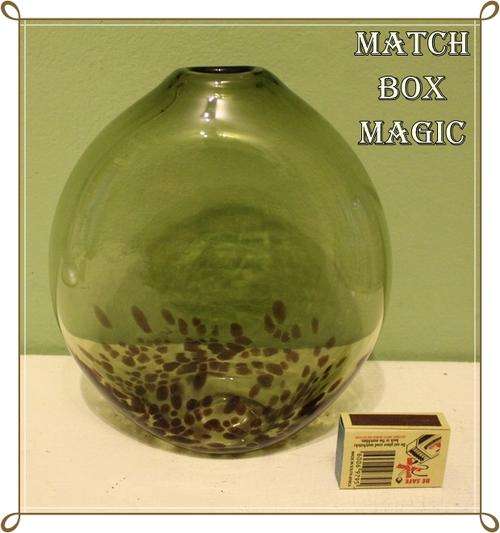 LARGE GREEN GLASS ART VASE NICE DECORATORS PIECE