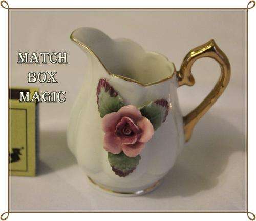 SMALL VERMONT PORCELAIN JUG WITH FLOWER DECORATION