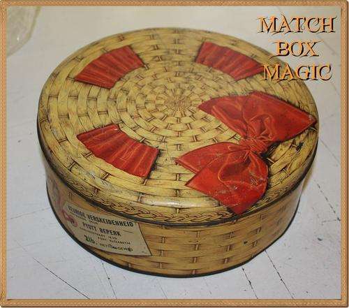 LOVELY VINTAGE PYOTTS BISCUIT TIN WITH LABEL ON SIDE IN ENGLISH AND AFRIKAANS TAKE A LOOK