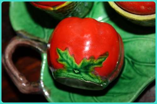 VINTAGE TOMATO THEMED CRUET SET PERFECT FOR A DISPLAY SHELF IN A COUNTRY KITCHEN