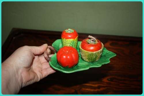 VINTAGE TOMATO THEMED CRUET SET PERFECT FOR A DISPLAY SHELF IN A COUNTRY KITCHEN
