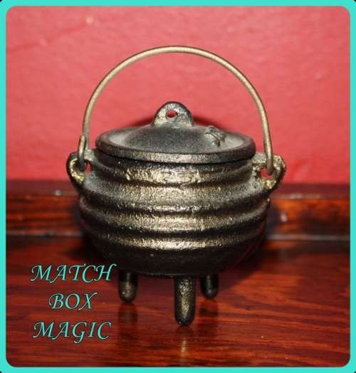 TINY POTJIE POT WITH LID PERFECT FOR SALT OR CONDIMENTS ON A BRAAI TABLE