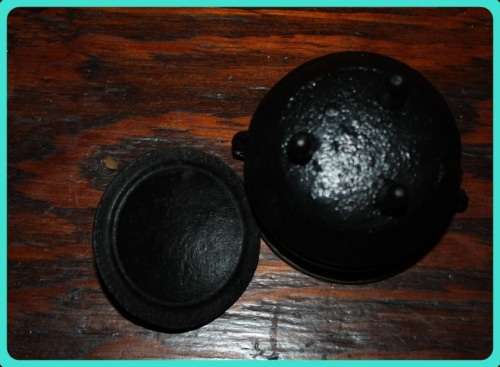 TINY POTJIE POT WITH LID PERFECT FOR SALT OR CONDIMENTS ON A BRAAI TABLE