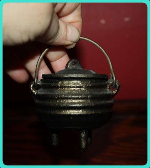 TINY POTJIE POT WITH LID PERFECT FOR SALT OR CONDIMENTS ON A BRAAI TABLE