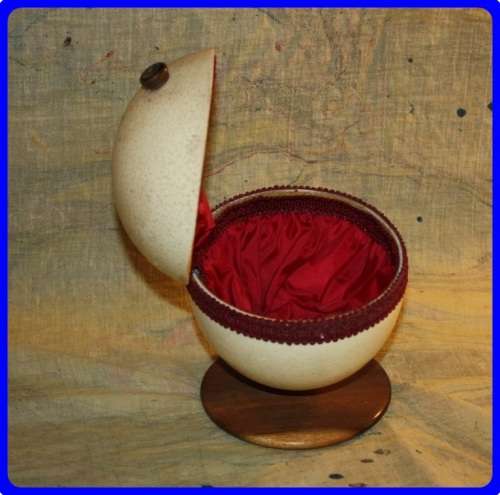 BEAUTIFUL VINTAGE OSTRICH EGG PRESENTATION JEWELRY BOX FULLY LINED