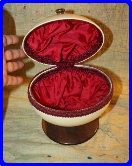 BEAUTIFUL VINTAGE OSTRICH EGG PRESENTATION JEWELRY BOX FULLY LINED