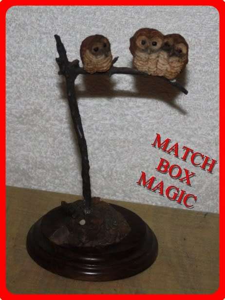 COUNTRY ARTISTS TWOS COMPANY OWL FIGURINE ON WOODEN PLINTH