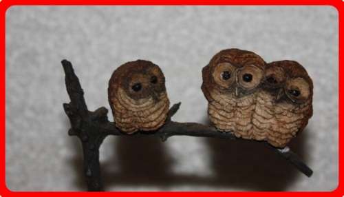 COUNTRY ARTISTS TWOS COMPANY OWL FIGURINE ON WOODEN PLINTH