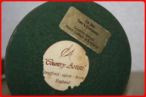 COUNTRY ARTISTS TWOS COMPANY OWL FIGURINE ON WOODEN PLINTH