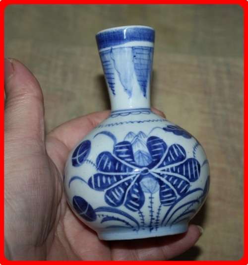 BEAUTIFUL BLUE AND WHITE POSY VASE IN THE ORIENTAL STYLE