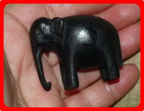 TWO SMALL WOODEN ELEPHANTS  HEIGHT 4CM LENGTH 5CM