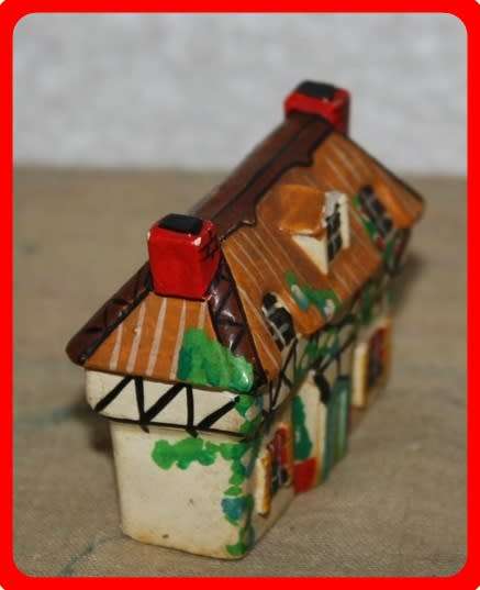 VINATGE HAND PAINTED COTTAGE (D)