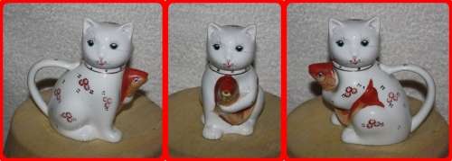 ORIENTAL HAND PAINTED CAT AND KOI FISH TEAPOT (D) NICE FOR A COLLECTION SHELF