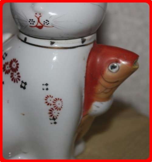 ORIENTAL HAND PAINTED CAT AND KOI FISH TEAPOT (D) NICE FOR A COLLECTION SHELF