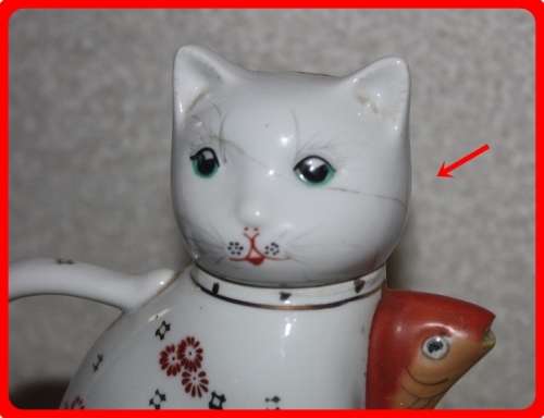 ORIENTAL HAND PAINTED CAT AND KOI FISH TEAPOT (D) NICE FOR A COLLECTION SHELF