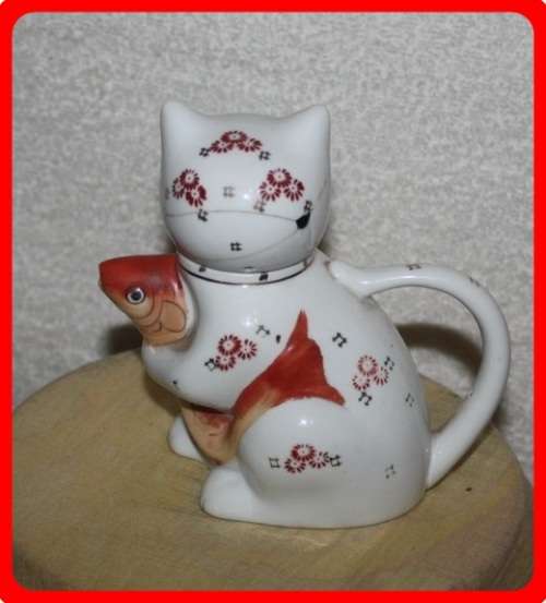 ORIENTAL HAND PAINTED CAT AND KOI FISH TEAPOT (D) NICE FOR A COLLECTION SHELF