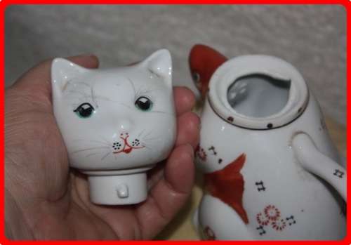 ORIENTAL HAND PAINTED CAT AND KOI FISH TEAPOT (D) NICE FOR A COLLECTION SHELF