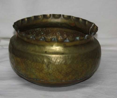LARGE BRASS BOWL WITH FRILLED EDGE. PERFECT FOR A POT PLANT