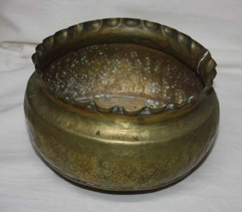 LARGE BRASS BOWL WITH FRILLED EDGE. PERFECT FOR A POT PLANT