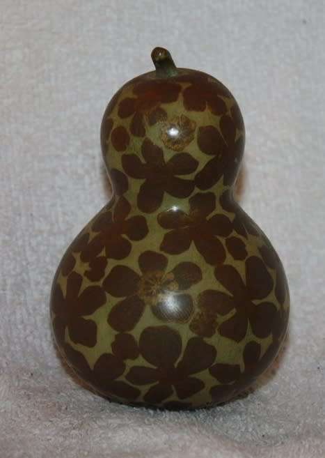 UNUSUAL DECOUPAGED TECHNIQUE CALABASH MARKED UNDERNEATH MH 84