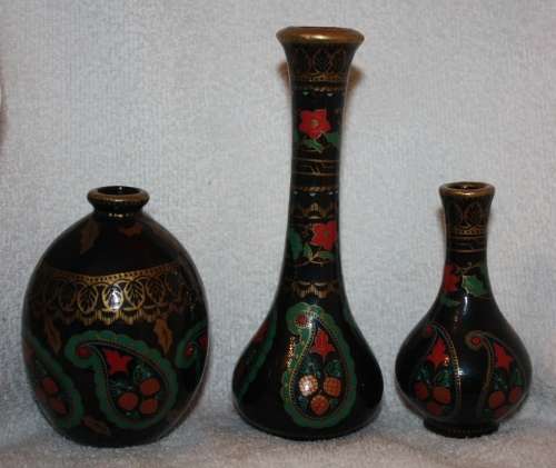TRIO OF BEAUTIFULLY HAND PAINTED VASES BLACK BACKGROUND WITH PAISLEY FLORAL AND GOLD TRIM FOREGROUND