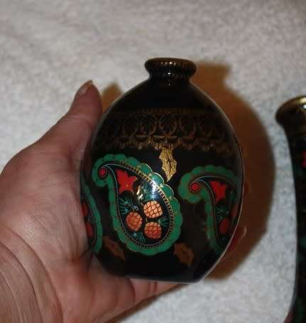 TRIO OF BEAUTIFULLY HAND PAINTED VASES BLACK BACKGROUND WITH PAISLEY FLORAL AND GOLD TRIM FOREGROUND