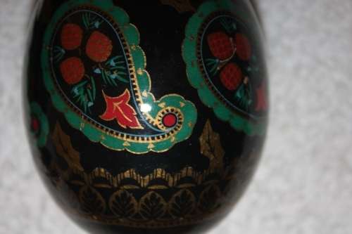 TRIO OF BEAUTIFULLY HAND PAINTED VASES BLACK BACKGROUND WITH PAISLEY FLORAL AND GOLD TRIM FOREGROUND