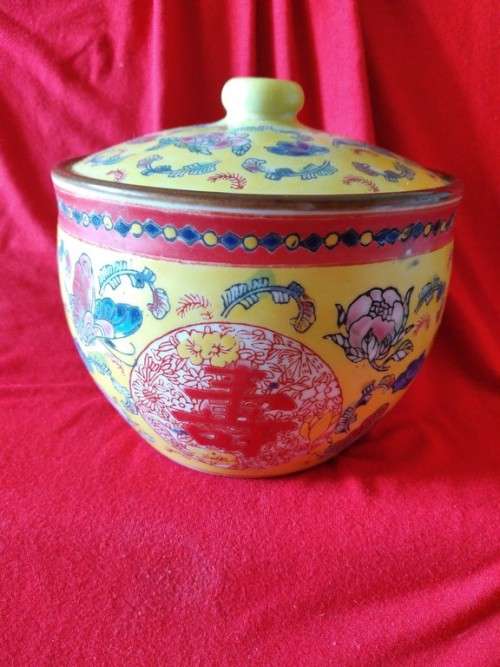 Yellow oriental Porcelain pernikahan pot with lid