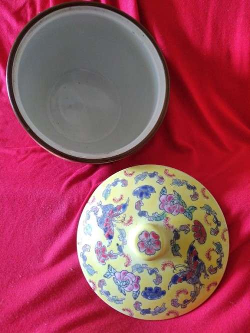 Yellow oriental Porcelain pernikahan pot with lid
