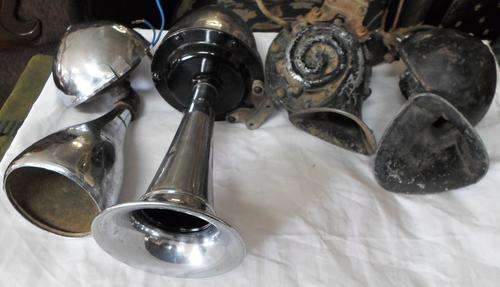 VINTAGE CAR HORNS SET OF FOUR, UNTESTED
