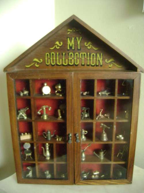 COTTAGE-SHAPED PRINTER'S TRAY WITH DOORS PLUS A COLLECTION OF BRASS AND OTHER METALWARE MINIATURES