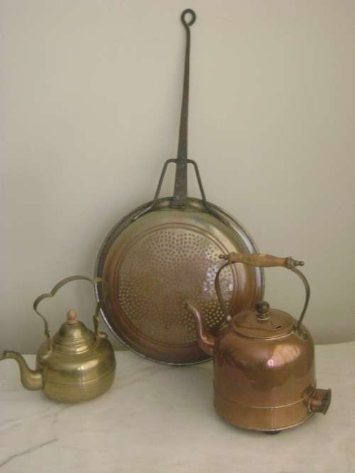 VINTAGE COPPER AND BRASS KETTLES AND COPPER STRAINER - SOLD TOGETHER AS ONE LOT