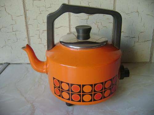 RETRO ORANGE ENAMEL KETTLE - LOVELY ITEM - IN PERFECT WORKING CONDITION