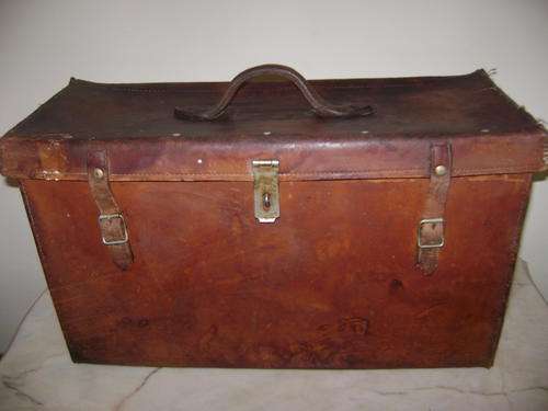 VERY OLD LEATHER HUNTING BAG WITH POUCHES INSIDE
