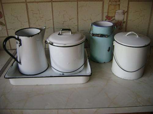 COLLECTION OF KITCHEN ENAMEL ITEMS - SOLD TOGETHER AS ONE LOT