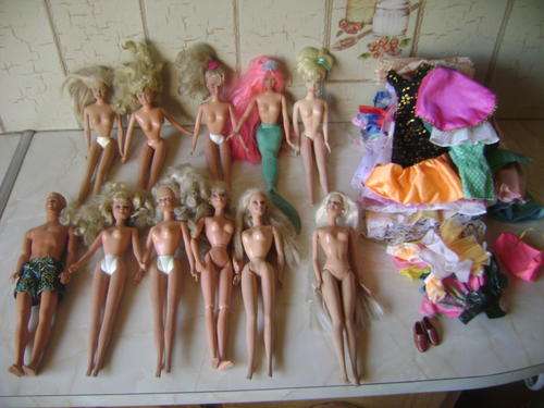 11 VINTAGE DOLLS (9 BARBIE, 1 KEN AND 1 DISNEY) WITH LOTS OF DOLL CLOTHING-SOLD TOGETHER AS ONE LOT