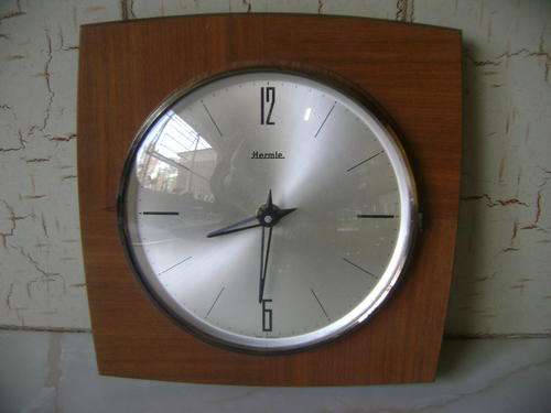 VINTAGE HERMLE (WEST GERMANY) BATTERY OPERATED CLOCK - PLEASE READ DESCRIPTION