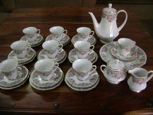 36 PIECE NORITAKE TEASET - IN EXCELLENT CONDITION (PRETTY ROSES DESIGN - STUNNING!!!!)