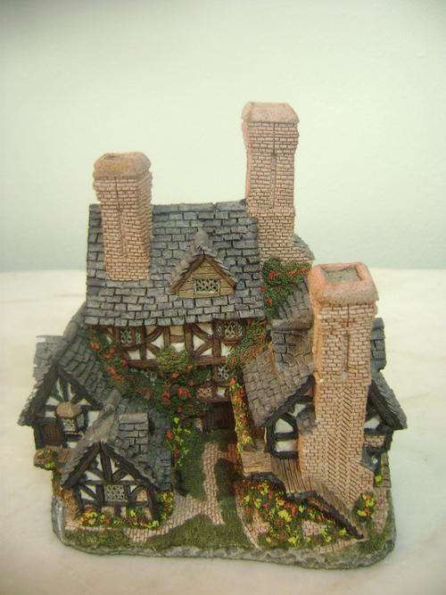 VINTAGE MINIATURE COTTAGE (HERTFORD COURT BY DAVID WINTER)