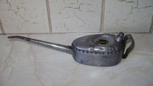 Very old oil can marked 1/pt Regd No 2988 Great Britain