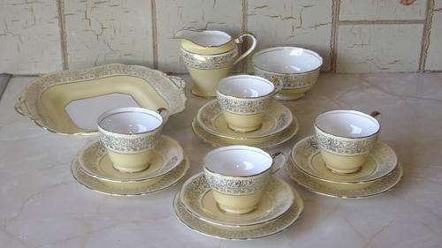 Lovely AYNSLEY teaset in a soft yellow colour with detailed handpainted decoration around edges