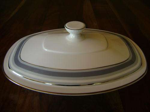 ROYAL DOULTON Serving Dish with Lid - in perfect condition - lovely item (nr 1)