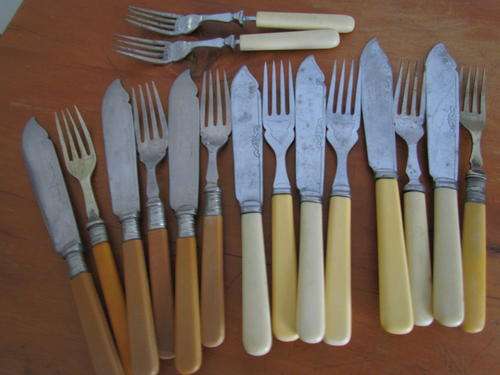 WOW!!17 PIECES- BONE HANDLES FISH KNIFES AND FORKS!!!