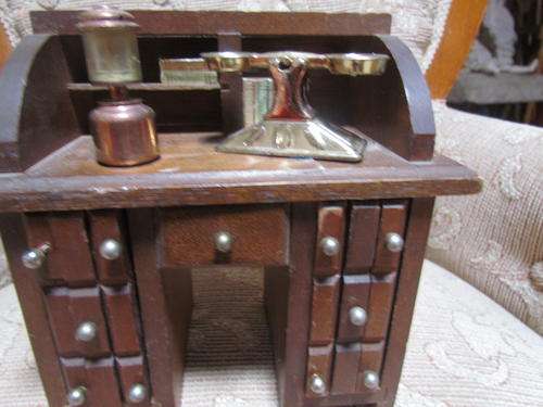 A LOVELY OLD TABLE WITH 6 COASTERS!!