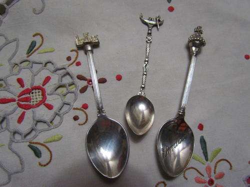 Spoons with Crown of London,and Palace ( Britan Silver Plated)and a Silver (925) Gondela !